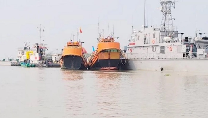 ভারতীয় কোস্টগার্ড ৭৯ জেলে-নাবিকসহ বাংলাদেশি দুই জাহাজ নিয়ে গেছে