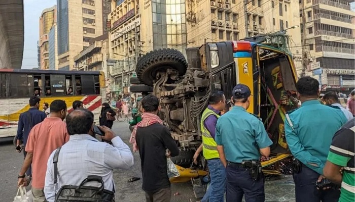 রাজধানীতে ট্রাক-বাস সংঘর্ষ, চাপা পড়ে রিকশা আরোহী নিহত