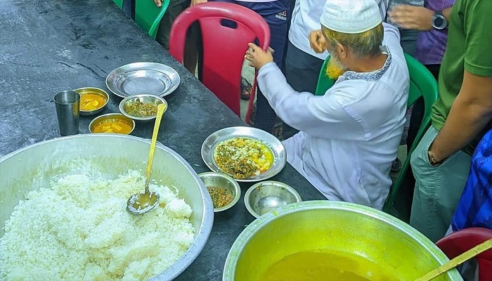 চবির ডাইনিংয়ে খাবারে শামুক, ম্যানেজারকে খাওয়ালেন শিক্ষার্থীরা