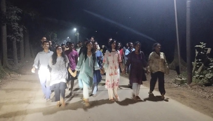 ৩৫ বছর পর জাবিতে শিবির প্রকাশ্যে, প্রতিবাদে মধ্যরাতে বিক্ষোভ 