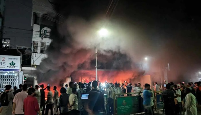 জাতীয় পার্টির কেন্দ্রীয় কার্যালয়ে ভাঙচুর-আগুন