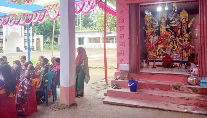 ৫২ বছর এক আঙিনায় নামাজ-পূজা
