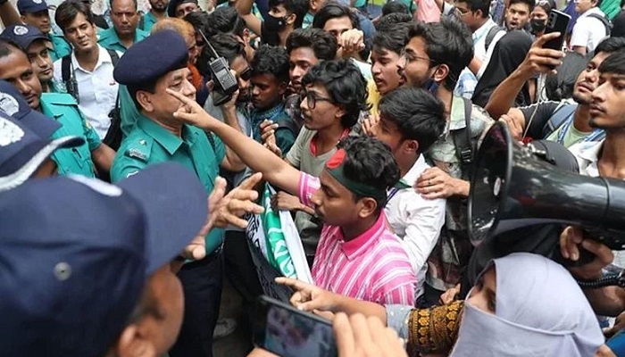 ঢাকা বোর্ডে শিক্ষার্থীদের বিক্ষোভ, আহত ৬