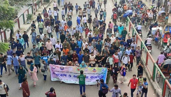 সায়েন্সল্যাব অবরোধ করেছেন ৭ কলেজের শিক্ষার্থীরা