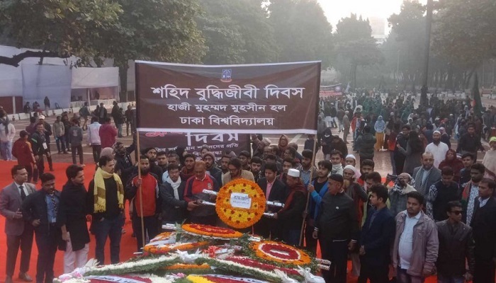 বুদ্ধিজীবী স্মৃতিসৌধে মানুষের ঢল