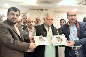 নোয়াখালী-২ কীর্তিমানের উন্নয়নের সফলতার কর্মচিত্র বইটি তুলে দেন আমির হোসেন জনি