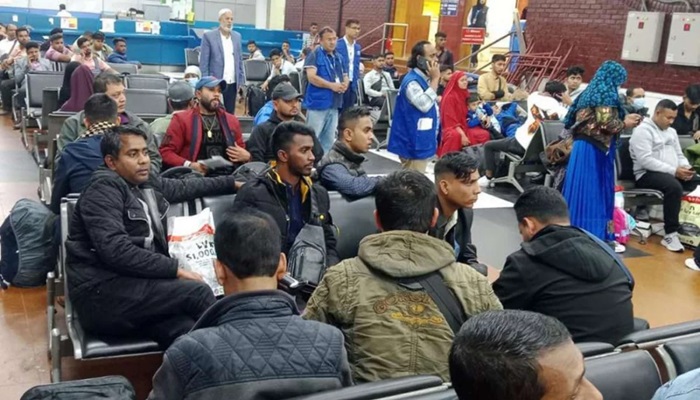 লেবানন থেকে ফিরলেন আরো ৮২ বাংলাদেশি