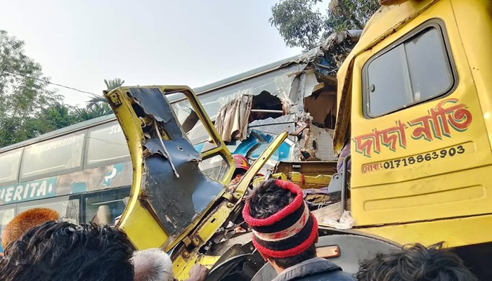 দিনাজপুরে বাস ও ট্রাকের মুখোমুখি সংঘর্ষে নিহত ৪