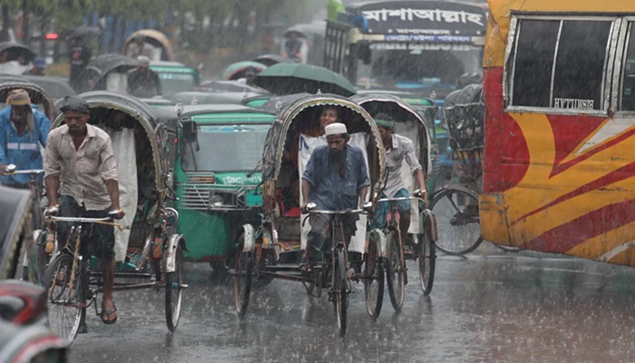 রাজধানীতে বৃষ্টিপাত, সড়কে জলাবদ্ধতা