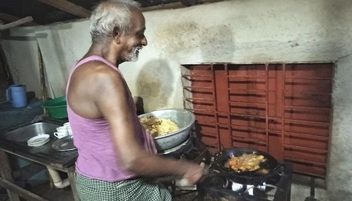 ভজনের পেঁয়াজু ২০ বছর ধরে ১ টাকাতেই বিক্রি