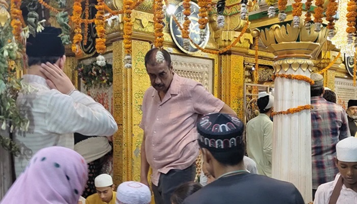 দিল্লির নিজাম আউলিয়ার দরগাহে দেখা গেছে শামীম ওসমানকে